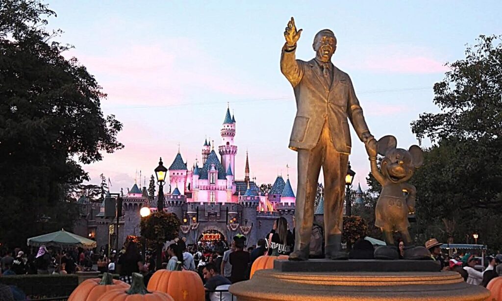 ウォルト・ディズニーとミッキーの石像